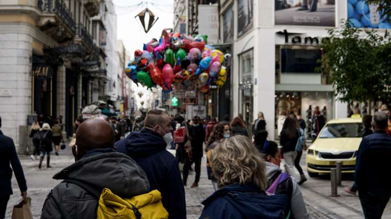 Κορονοϊός: Αποκλιμάκωση μέχρι τον Μάρτιο βλέπουν οι επιστήμονες - Επικρατεί η Όμικρον [βίντεο]