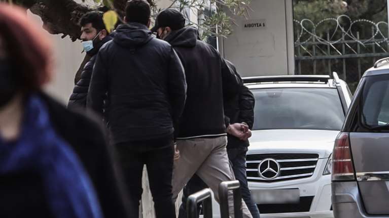 Κολωνός: Ροζ βίντεο με τη 12χρονη στο κινητό του ενός συλληφθέντα - Ο Μίχος την πίεζε να εκπορνευτεί με δύο &quot;πλούσιους&quot;