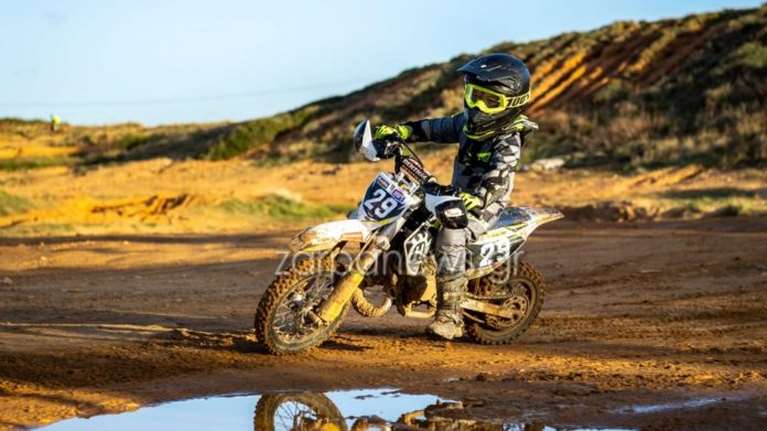 Μαγεύει 6χρονος αναβάτης motocross στα Χανιά: Από το νηπιαγωγείο στην... πίστα [εικόνες - βίντεο]