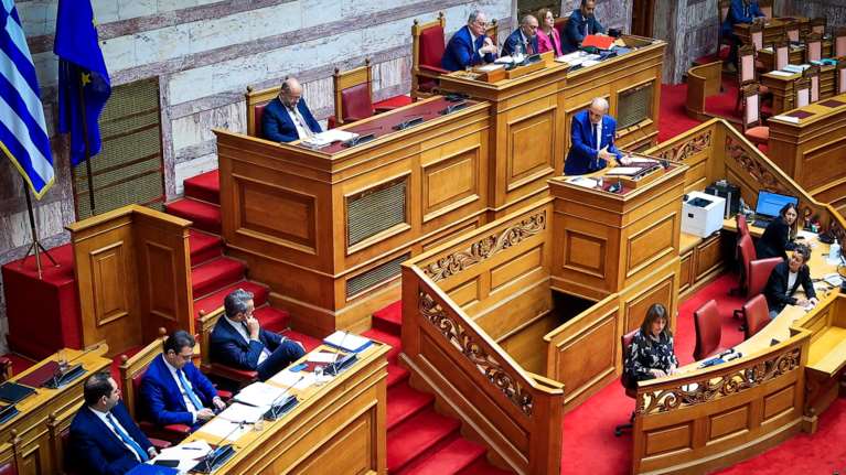 Κόντρα Βελόπουλου - Μητσοτάκη στη Βουλή - Αποχώρησε από την αίθουσα ενοχλημένος ο πρωθυπουργός [βίντεο]