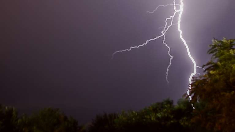 Επέλαση της κακοκαιρίας: Έπεσαν 50.000 κεραυνοί - Επικίνδυνα φαινόμενα την Πέμπτη, οι &quot;κόκκινες&quot; περιοχές [Χάρτες}