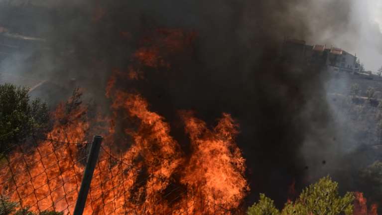 Νέα Μάκρη - Η θεία του 16χρονου για τους εμπρησμούς: Το κατέστρεψαν το παιδάκι - Γιατί να βάλει φωτιά στο σπίτι του;