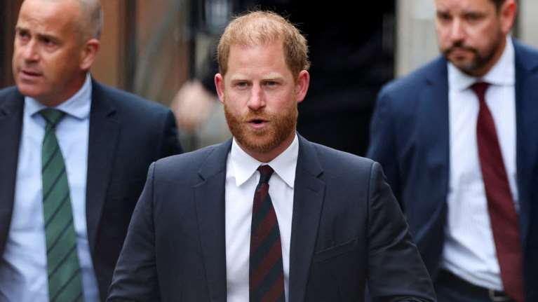 Πρίγκιπας Χάρι: Οργισμένοι οι Βρετανοί με τη συνέντευξη για τον Κάρολο -Το 67% ζητά να του αφαιρεθεί ο τίτλος &quot;HRH&quot;, σύμφωνα με έρευνα