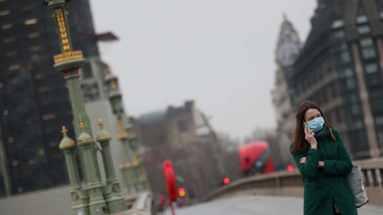 Σοκάρουν οι επιστήμονες στη Βρετανία: Τα αυστηρά μέτρα περιορισμού πρέπει να διατηρηθούν όλο το 2020