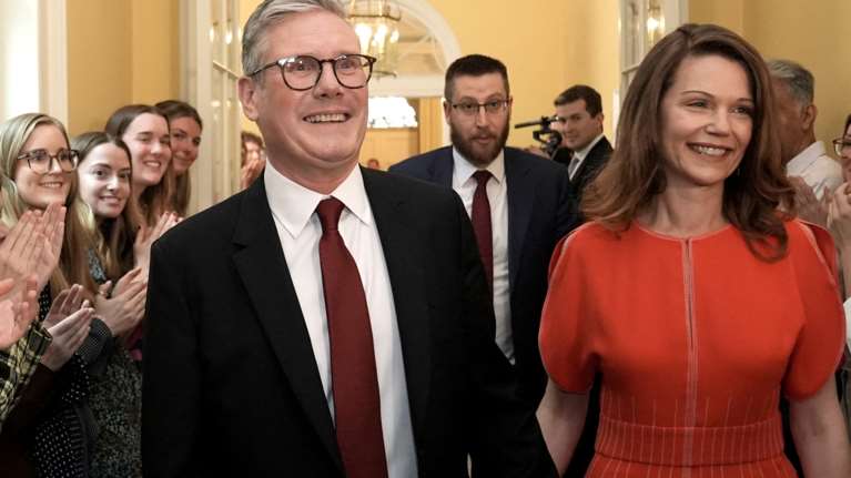 Πρώτο σκάνδαλο για τον Στάρμερ:Τα ακριβά ρούχα της λαίδης Βικ, τα δώρα του μεγιστάνα και η αμέλεια του Βρετανού πρωθυπουργού