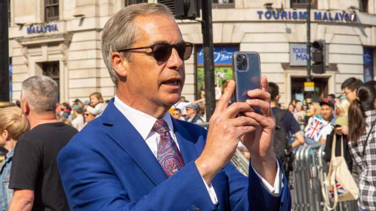 Νάιτζελ Φάρατζ: Η στιγμή που γυναίκα &quot;λούζει&quot; με μιλκσέικ τον Βρετανό πολιτικό [βίντεο]