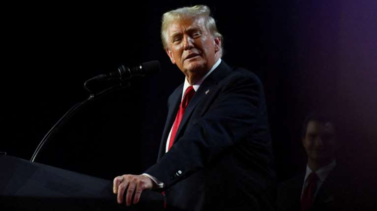 Ο Τραμπ προειδοποιεί τη Χαμάς πως θα το πληρώσει ακριβά αν δεν απελευθερώσει τους ομήρους μέχρι την ορκωμοσία του