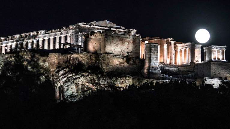 Αύγουστος στην Αθήνα: Προτάσεις για υπαίθριες προβολές κάτω από τα αστέρια και περιοδικές εκθέσεις σε μουσεία της πόλης