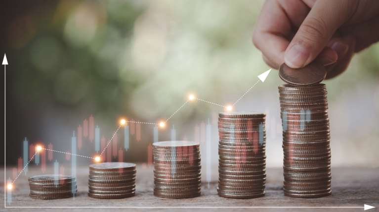 Πότε θα αυξηθούν τα επιτόκια καταθέσεων– Τι κερδίζουμε σήμερα με αποταμίευση 10 χιλιάδες ευρώ