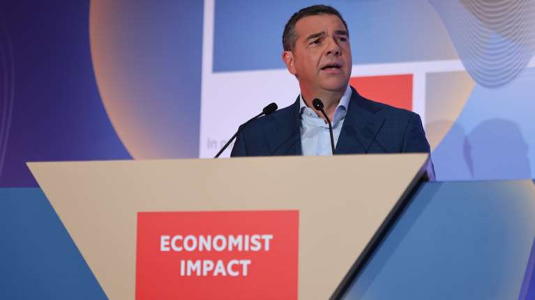 Τσίπρας στο συνέδριο του Economist: Να υπάρξουν αποφάσεις, τώρα, γιατί οδηγούμαστε στα βράχια αν δεν αλλάξουμε ρότα