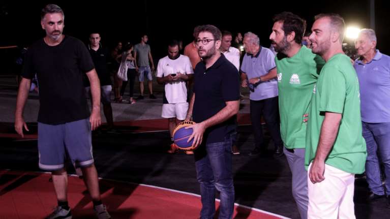 Στο νοσοκομείο ο Νίκος Ανδρουλάκης: Έπαιξε μπάσκετ στο Ζάππειο και έπαθε ρήξη χιαστού - Δεν αποκλείεται χειρουργείο [Εικόνες]