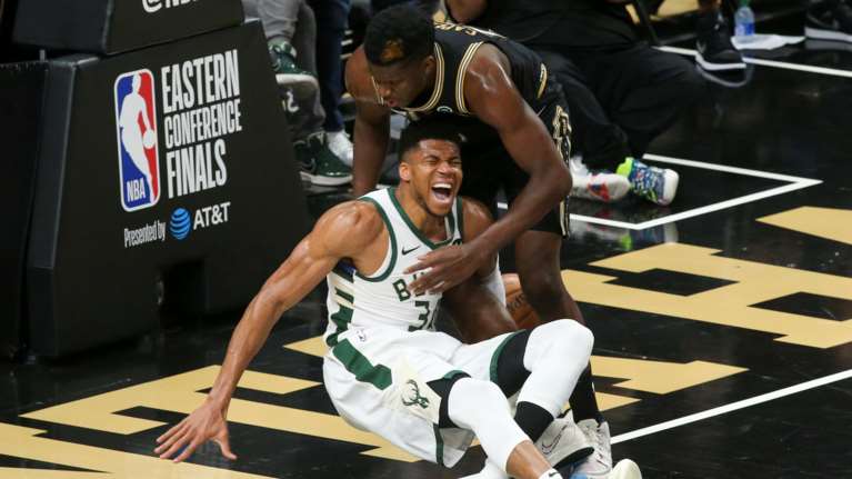 Γιάννης Αντετοκούνμπο: Απέφυγε τη μεγάλη ζημιά στο γόνατο - Αμφίβολος για τον 5ο τελικό των Μπακς