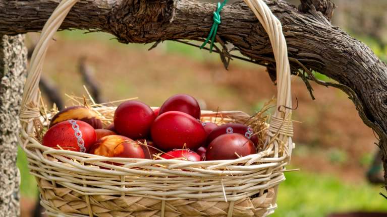 Γιατί βάφουμε τα αυγά κόκκινα σήμερα, Μεγάλη Πέμπτη - Τι συμβολίζει το έθιμο