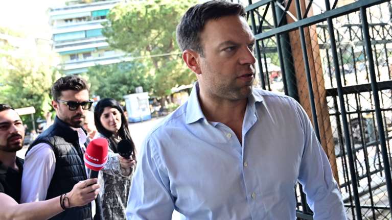 Στην Ευελπίδων για το πόθεν έσχες ο Κασσελάκης: &quot;Τιμητική η δίωξη, να παύσει το μαύρο χρήμα στα κόμματα&quot; [βίντεο]