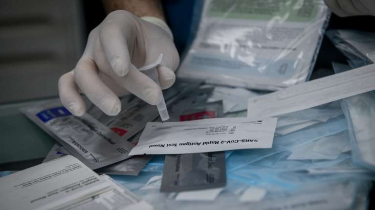 Γεωργαντάς για τα self test: Έχουν εντοπιστεί 23.000 κρούσματα κορονοϊού από τις 7 Απριλίου [βίντεο]