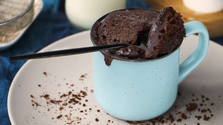 Σούπερ συνταγή για το πιο γρήγορο και εύκολο κέικ μέσα σε κούπα - Θα το φτιάξετε μόλις σε 2 λεπτά