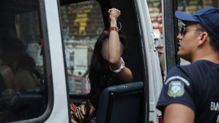 Νέα ένταση για την κατασκευή του Μετρό στα Εξάρχεια: Συγκρούσεις διαδηλωτών με ΜΑΤ - Συλλήψεις και προσαγωγές