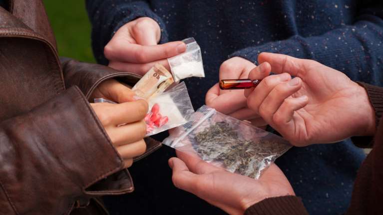 Σπείρα ανηλίκων που διακινούσε ναρκωτικά: Πώς συνδέεται η συμμορία με τον θάνατο της Μαρκέλλας στο Βύρωνα