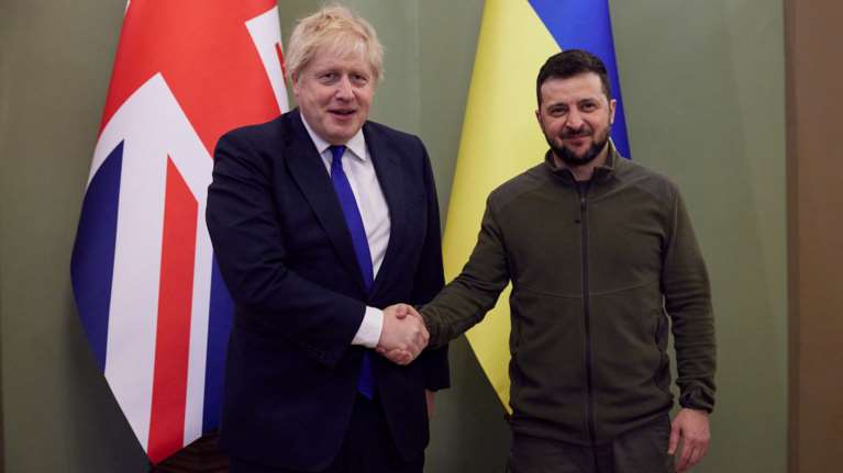 Επικοινωνία Ζελένσκι - Τζόνσον: Συζήτησαν για μια &quot;νέα φάση&quot; στρατιωτικής βοήθειας με προμήθεια βαρέων όπλων