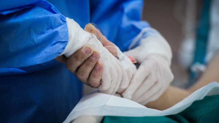 Κορονοϊός - Λάρισα: Συγκλονιστικές στιγμές στη ΜΕΘ - Ζήτησε να αποχαιρετήσει τους δικούς του έστω και με βιντεοκλήση [βίντεο]