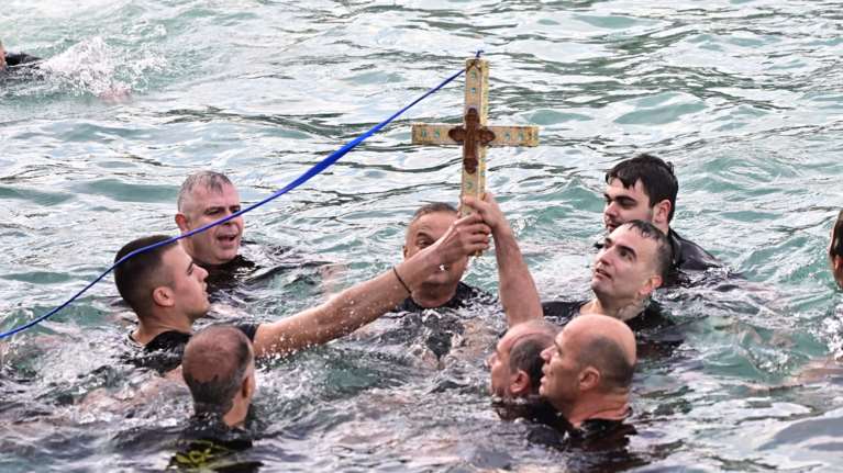 Θεοφάνεια 2025: Τι γιορτάζουμε ανήμερα των Φώτων - Ο αγιασμός των υδάτων και η νηστεία στο λάδι