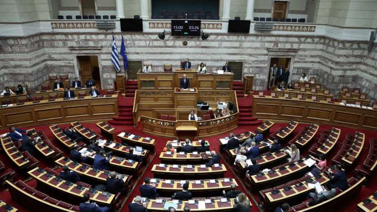 Αυξήσεις μισθών και συντάξεων, μειώσεις φόρων και ενισχύσεις - Ψηφίζεται το νομοσχέδιο του ΥΠΟΙΚ