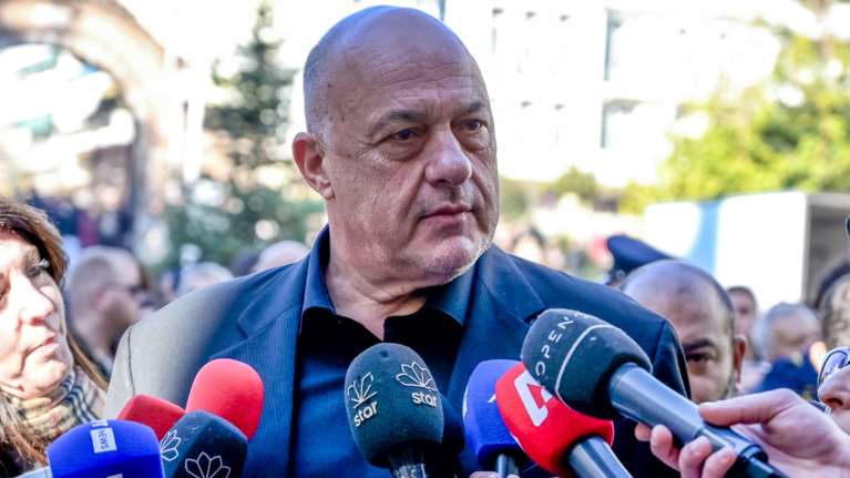 Μπέος σε κτηνοτρόφους: Οι κοπρίτες βουλευτές να κόψουν λεφτά από τον μισθό τους και να σας τα μοιράσουν [βίντεο]