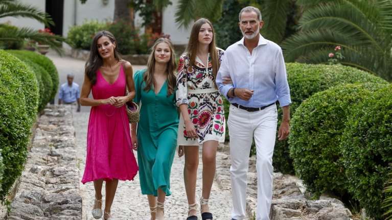 Βασίλισσα Λετίσια - Φελίπε: Με Stradivarius και Η&amp;Μ στο Πανεπιστήμιο της Ουαλίας η πανύψηλη κόρη τους Ινφάντα Σοφία