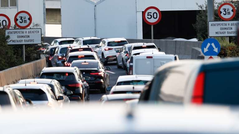 Μποτιλιάρισμα στην Αττική Οδό λόγω τροχαίου: Τραυματίστηκε σοβαρά οδηγός μηχανής - Live η κίνηση στους δρόμους