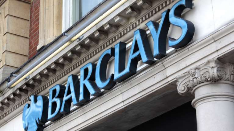 Barclays: Πλησιάζει η επενδυτική βαθμίδα για την Ελλάδα