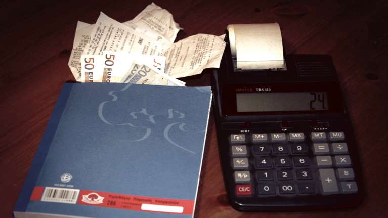 Οι νέοι κανόνες γι&#39; αυτούς που έχουν 2η πηγή εισοδήματος: Τι αλλάζει για μπλοκάκια, μισθολόγια και συνταξιούχους εργαζόμενους