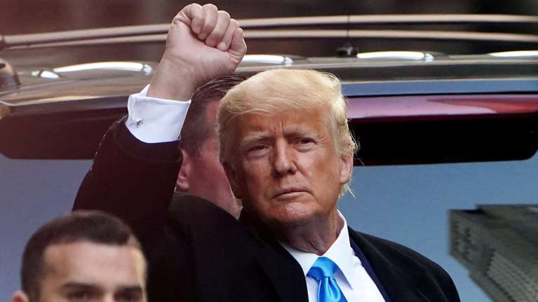 Απαρηγόρητος ο Τραμπ: Πήγε σε γάμο και ρωτούσε τους καλεσμένους &quot;άραγε, σας λείπω ήδη;&quot; [βίντεο]