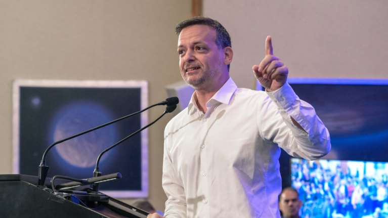 Γκρίνιες σε Μαξίμου και ΝΔ για την παραλίγο ήττα στο συνέδριο της ΚΕΔΕ: &quot;Σας κορόιδεψε ο Δούκας&quot;