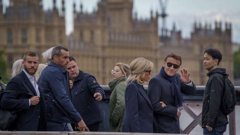Κηδεία Ελισάβετ: Εξόργισε τους Γάλλους η... τουριστική εμφάνιση Εμανουέλ και Μπριζίτ Μακρόν με αθλητικά παπούτσια