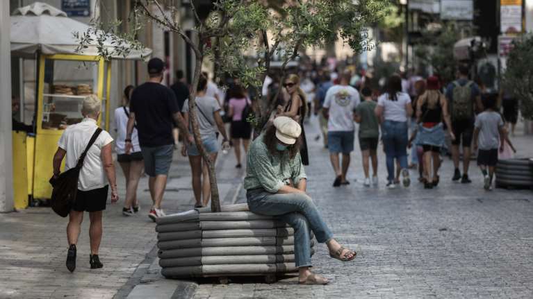 Εξαδάκτυλος: Ποιοι κινδυνεύουν περισσότερο και πρέπει να κάνουν την 4η δόση - Ποιοι μπορούν να την αναβάλλουν