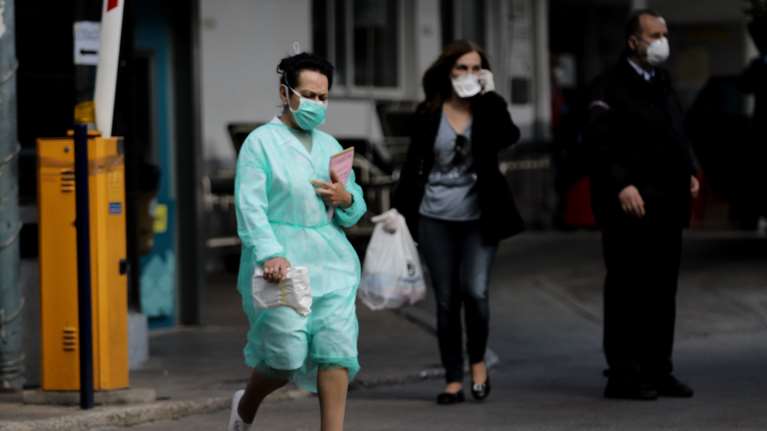 Κορονοϊός - Καταγγελία ΠΟΕΔΗΝ: 52 φορές πιο ακριβά αγοράζουν τις μάσκες τα νοσοκομεία