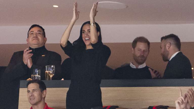 "Χορός στον πάγο" για τον πρίγκιπα Χάρι και τη Μέγκαν Μαρκλ - Η εμφάνιση έκπληξη στο γήπεδο και το λάθος του Χάρι