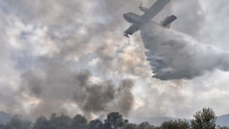 Σε εξέλιξη η φωτιά στην Αχαΐα: Επιχειρούν δύο Canadair στο Κυπαρίσσι - Καλύτερη εικόνα στη Βελά Αιγιάλειας