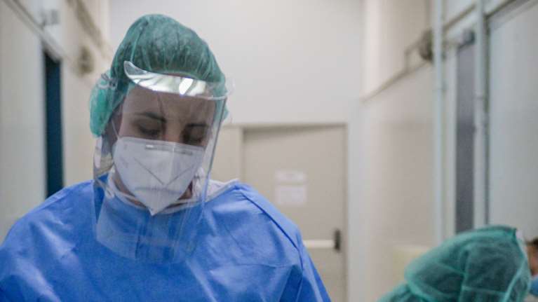 Κορονοϊός: "Ασφυξία" με 2.512 νέα κρούσματα και 545 διασωληνωμένους - 52 θάνατοι