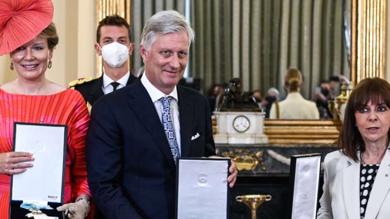 Στο Προεδρικό Μέγαρο και στο Μαξίμου το βασιλικό ζεύγος του Βελγίου: Η παρασημοφόρηση από την Κατερίνα Σακελλαροπούλου [εικόνες]