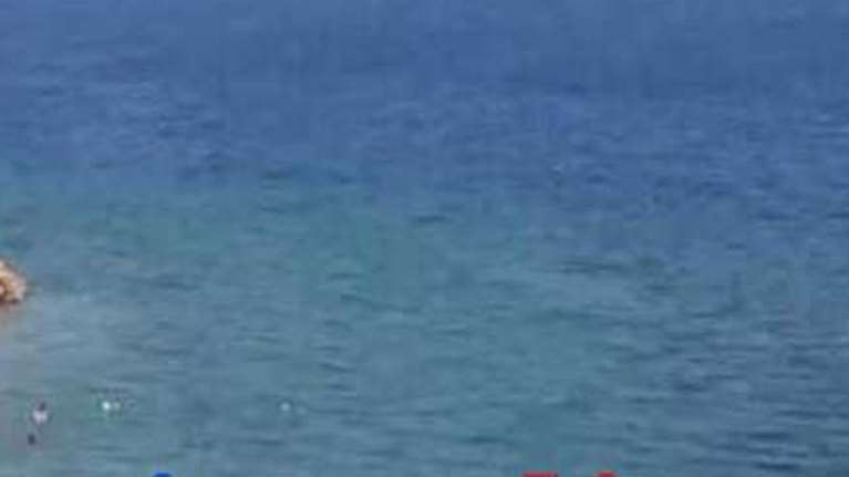 Εύβοια: Αστυνομικός έσωσε με αυτοθυσία γυναίκα και κοριτσάκι που παρέσυραν τα ρεύματα πάνω σε στρώμα θαλάσσης