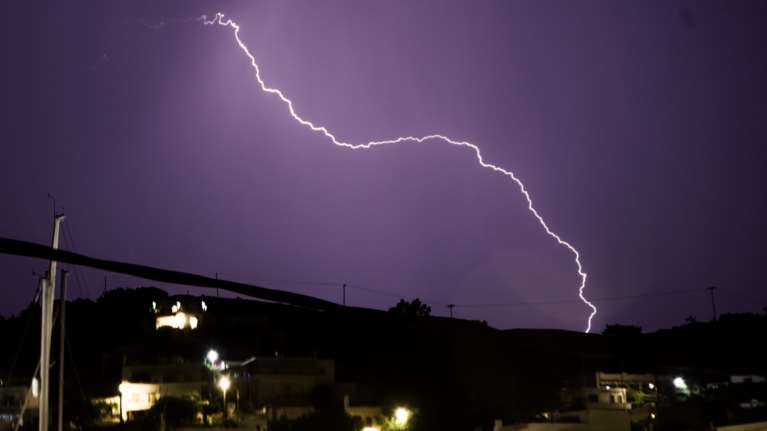 Κακοκαιρία: 2.500 κεραυνοί και μεγάλα ύψη βροχής σάρωσαν τη χώρα [χάρτης-βίντεο]