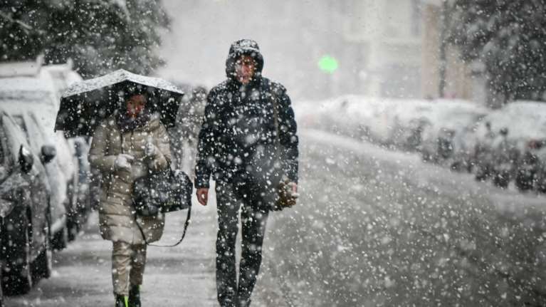 Κακοκαιρία &quot;Barbara&quot;: Πώς θα λειτουργήσουν σήμερα καταστήματα, Δημόσιο, delivery, φαρμακεία