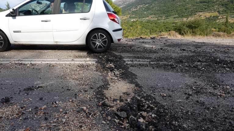 Η Δύναμη της φύσης: Κεραυνός έσκισε τον δρόμο στην Κεφαλονιά [Εικόνες]