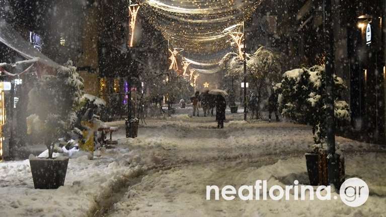 Στα λευκά ντύθηκε η Φλώρινα: Πυκνή χιονόπτωση και στο κέντρο της πόλης, με προβλήματα η κυκλοφορία [εικόνες-βίντεο]