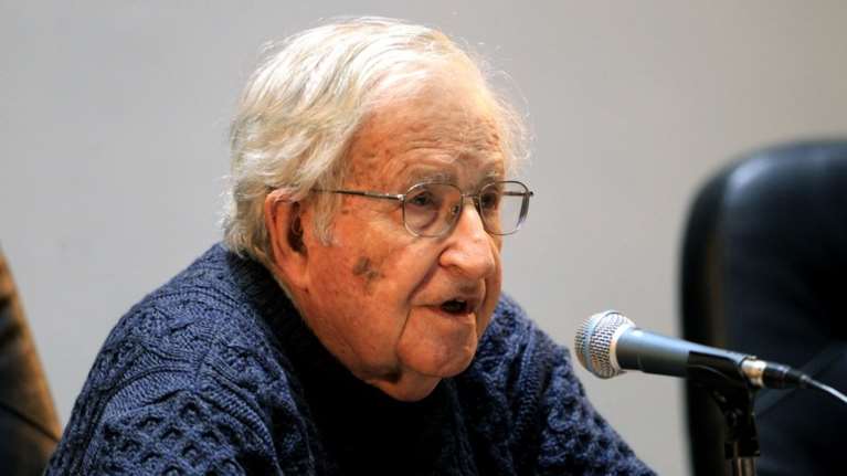 Νόαμ Τσόμσκι: Εξιτήριο για τον αμερικανό γλωσσολόγο μετά το εγκεφαλικό - Fake news οι φήμες για τον θάνατό του