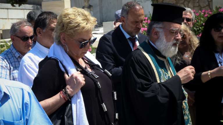 Σε κρίσιμη κατάσταση ο πνευματικός του Ανδρέα Παπανδρέου, Τιμόθεος Ηλιάκης - Οι προσευχές της Δήμητρας Λιάνη