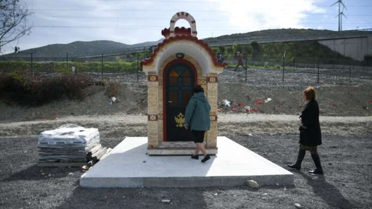 Συγκίνηση στα Τέμπη: Στήθηκε εικονοστάσι στο σημείο του πολύνεκρου δυστυχήματος [εικόνες]