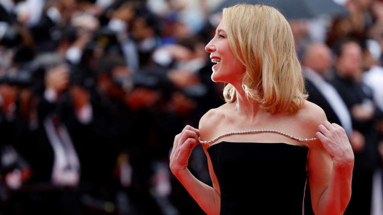 Η συμβολική εμφάνιση της Κέιτ Μπλάνσετ στις Κάννες -  Εβαλε φόρεμα με τα χρώματα της Παλαιστίνης [εικόνες]