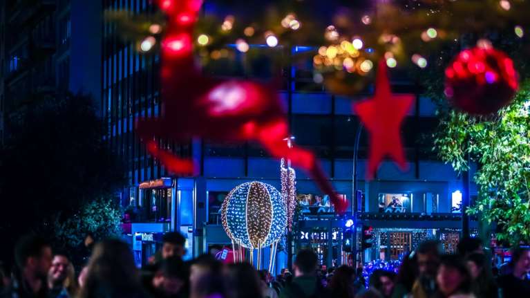 Οι δρόμοι της πόλης φωτίστηκαν - Μαγικές εικόνες από τη χριστουγεννιάτικα στολισμένη Αθήνα